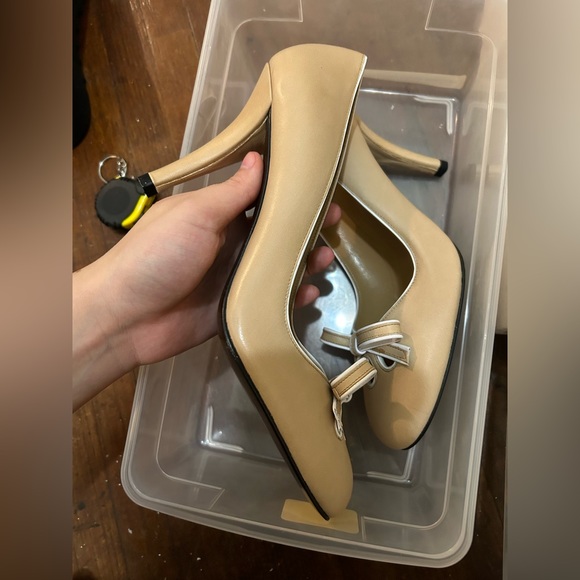 Stuart Weizmann Tan Bow Heels - Picture 3 of 9